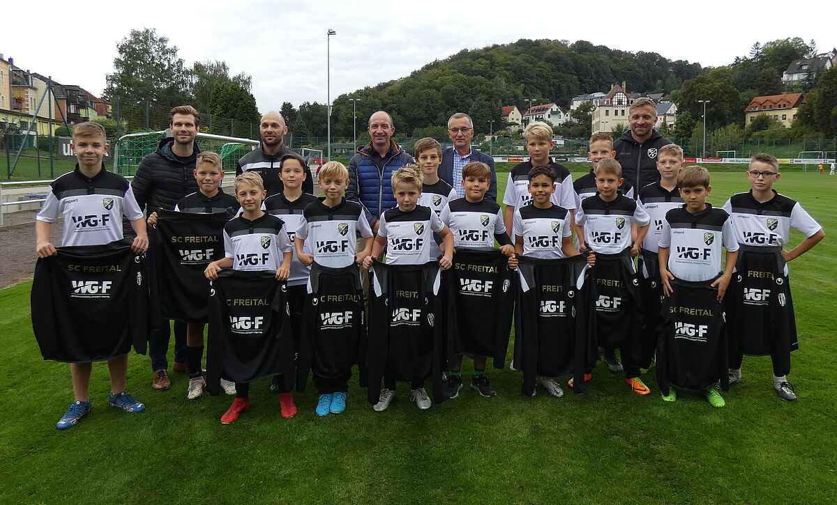 fussball-bergabe-teamwear-d-junioren-durch-die-wohnungsgesellschaft